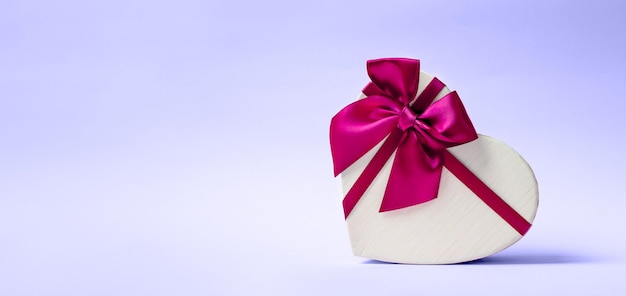 Baner z pudełkiem w kształcie serca na pięknym fioletowym tle i przestrzeni kopii. Bardzo peri tonizujące.
