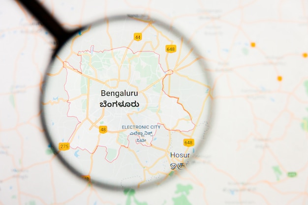 Zdjęcie bangalore, indie wizualizacja miasta koncepcja na ekranie wyświetlacza przez szkło powiększające