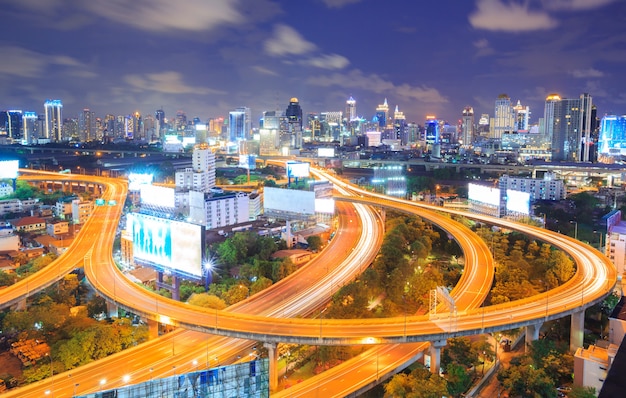 Bangkok centrum Skyline w nocy