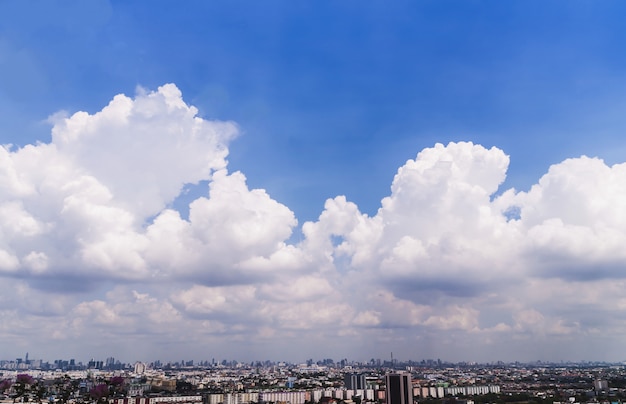 Zdjęcie bangkok miasto (tajlandia) z pięknym niebem.