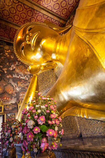 Bangkok, Tajlandia - 09 listopada 2014: Leżąca postać Buddy w kompleksie świątyni buddyjskiej Wat Pho w Bangkoku, Tajlandia.