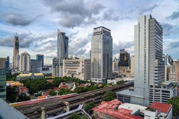 Zdjęcie bangkok, tajlandia - 10 sierpnia 2022 - widok z powietrza bangkoku, krajobrazu miejskiego, wieżowców i bts skytrains