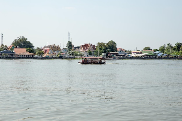Bangkok, Tajlandia - 12 grudnia 2021: łódź turystów z Bangkoku przecina rzekę Chao Phraya.
