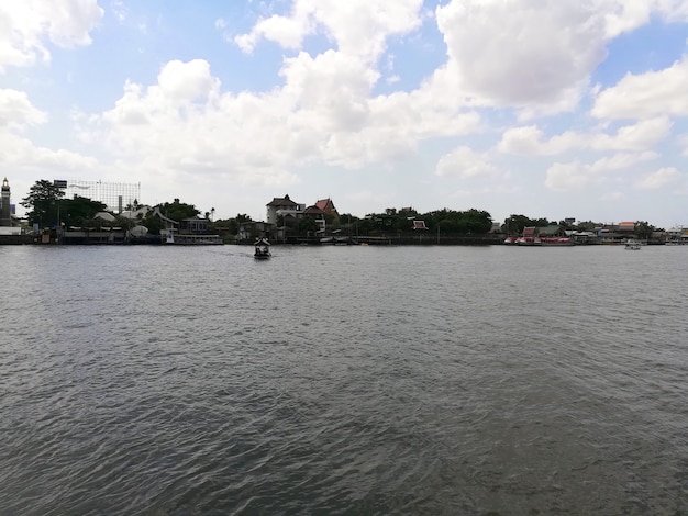 Bangkok Tajlandia 20 czerwca 2021 Zobacz naprzeciwko molo po południu na rzece Chao Phaya