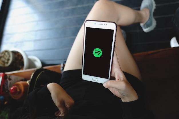 Bangkok. Tajlandia. 29 Czerwca 2020 R.: Zbliżenie Kobieta Trzymająca Telefon Z Usługą Muzyczną Spotify Na Ekranie.