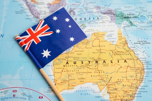 Bangkok, Tajlandia - 7 lutego 2021 Flaga Australii na tle mapy świata.