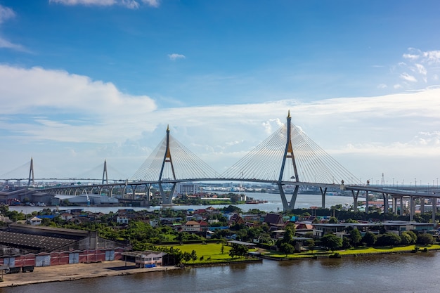 Bangkok, Tajlandia Bhumibol Bridge obejmuje rzekę Menam.