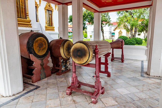 BANGKOK THAILAND SEPTEMBER 12 2023 Ciekawy bębn w Wat Benchamabophit Dusitwanaram ma długość 532 metrów i jest wykonany w całości z drewna padauk używanego do uderzania podczas tradycyjnej ceremonii wyróżniania