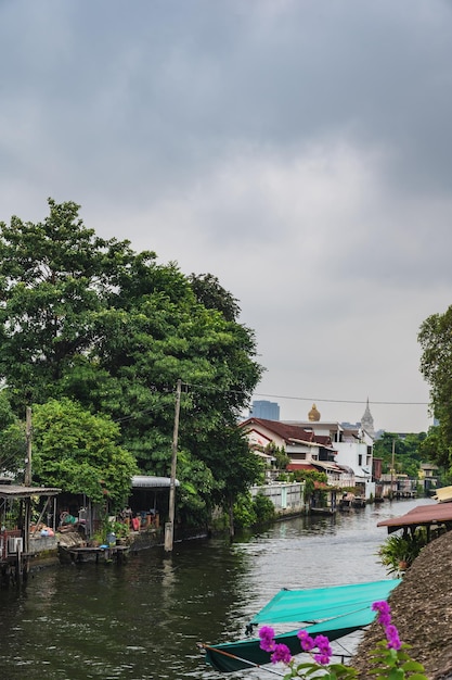 BangkokTajlandia 24092022 Pływający targ khlong bang luang to osobliwy targ położony w niewielkiej odległości od centrum Bangkokuod strony kanału Dom Artysty w Khlong Bang Luang