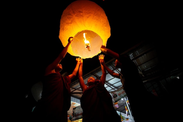 Bangladesz 13 października 2019 Wielbiciele buddyzmu próbują latać papierowymi lampionami.