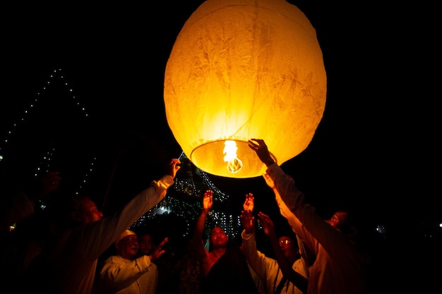 Zdjęcie bangladesz 13 października 2019 wielbiciele buddyzmu próbują latać papierowymi latarniami z okazji festiwalu probarona purnima w bandarban bangladesz