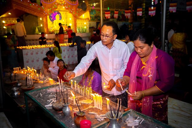 Zdjęcie bangladesz 13 października 2019 wierni zapalają świece w świątyni buddyjskiej ujani para w bandarban bangladesz