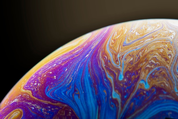 Bańka mydlana symulująca atmosferę planety o różnych kształtach i kolorach