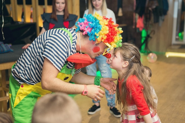 Bańki mydlane pokazują klaunów na imprezie dla dzieci Klauni organizują pokazy na imprezy dla dzieci