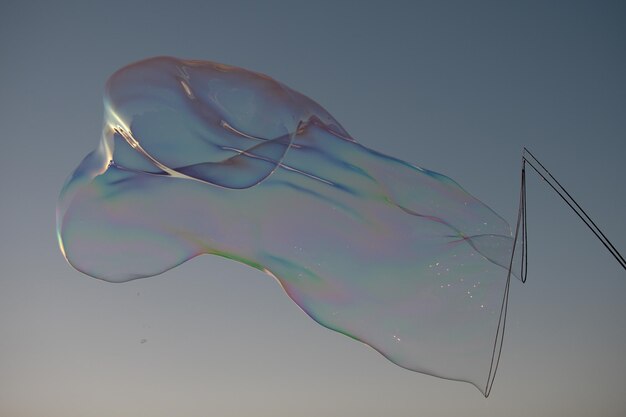 Bańki mydlane z tęczowym odbiciem Bańka na błękitnym niebie Bubble party