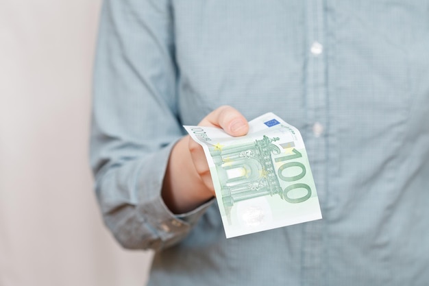 Banknot 100 euro w ręku