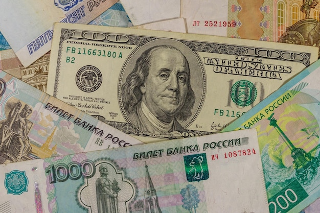 Banknot Studolarowy Na Tle Banknotów Rubli Rosyjskich