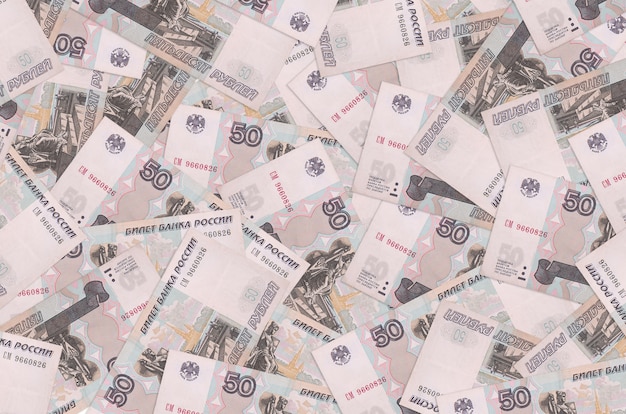 Banknoty 50 rubli rosyjskich leżą na stosie. Koncepcyjne tło bogate życie. Dużo pieniędzy