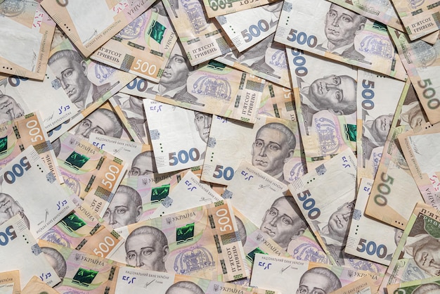 Banknoty bankowe i finansowe 500 1000 hrywien ukraińskich jako tło