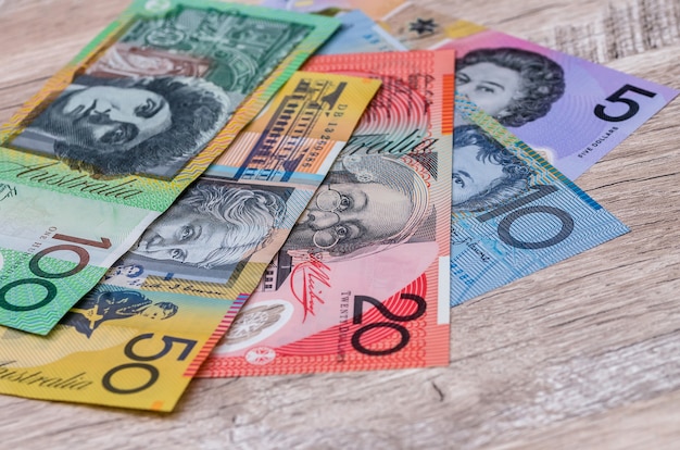 Banknoty dolara australijskiego na tle drewniany stół