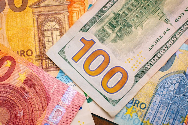 Banknoty dolara i euro na stole dla koncepcji wymiany pieniędzy