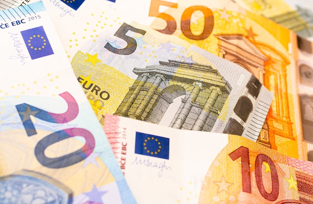 banknoty euro będące walutą unii europejskiej w fotografii zbliżeniowej