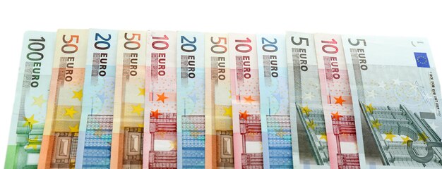 Banknoty euro na białym tle