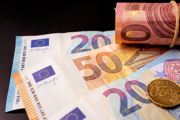 banknoty euro na ciemnym biurku