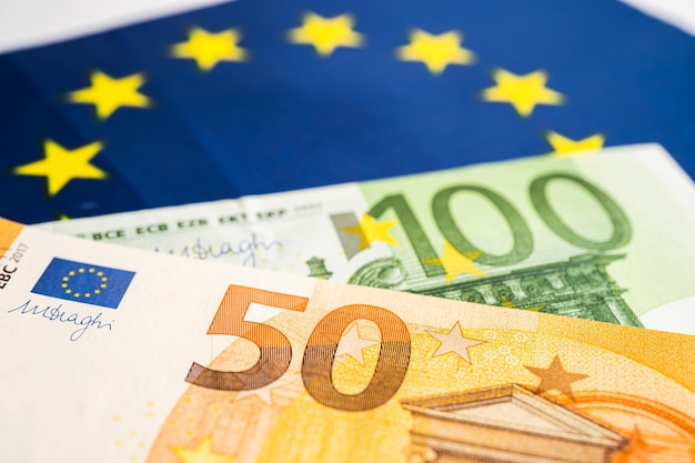 Banknoty euro na koncepcji bankowości finansowej i rachunkowości flagi UE