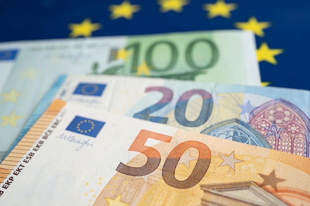 Banknoty euro na koncepcji bankowości finansowej i rachunkowości flagi UE