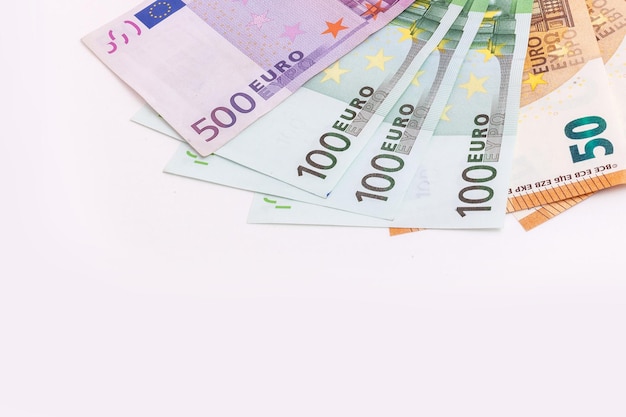 Banknoty euro na na białym tle