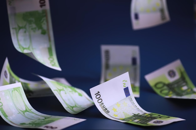 Banknoty euro spadają Pojęcie dobrobytu finansowego i udanych decyzji biznesowych
