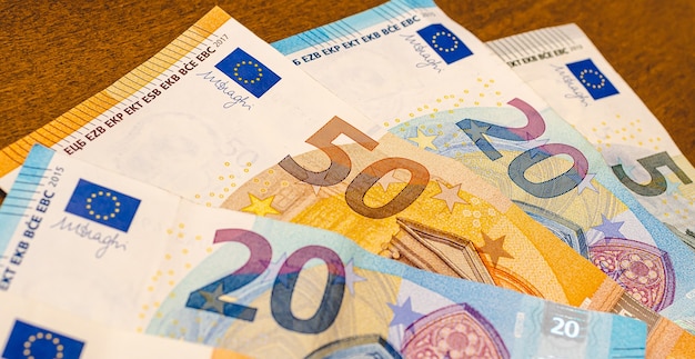 banknoty euro w fotografii zbliżeniowej