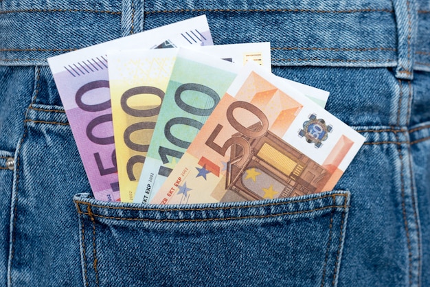 Banknoty euro w tylnej kieszeni dżinsów.