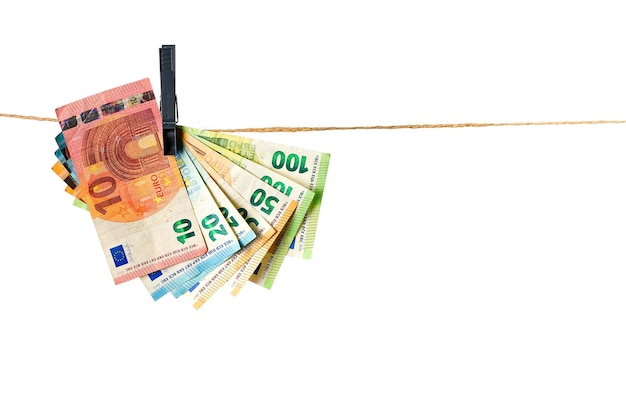 Banknoty euro wiszące na sznurku na białym tle koncepcja prania pieniędzy