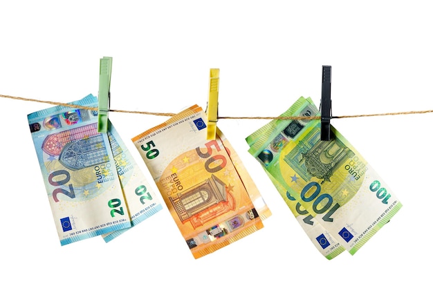 Banknoty euro wiszące na sznurku na białym tle koncepcja prania pieniędzy