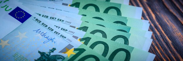 Banknoty gotówkowe euro na ciemnym drewnie