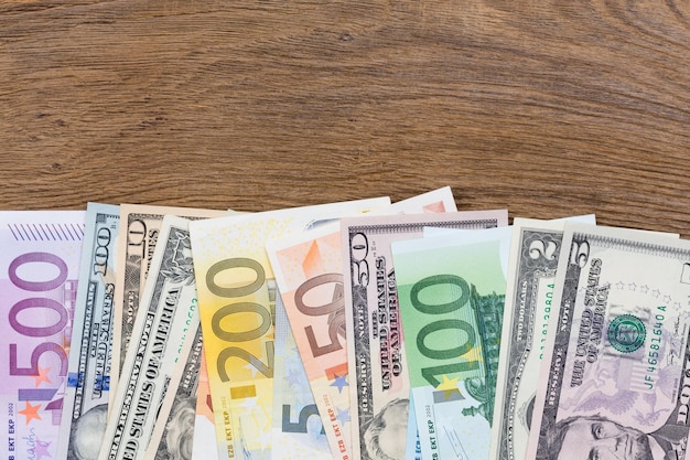 Banknoty gotówkowe euro na drewnianym tle. Zdjęcie w wysokiej rozdzielczości.