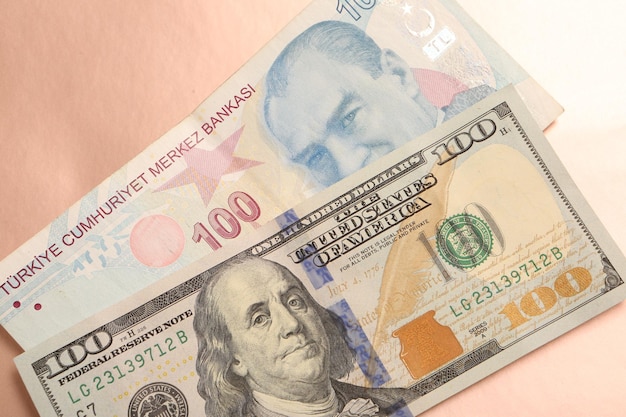 Banknoty liry tureckiej i dolary amerykańskie