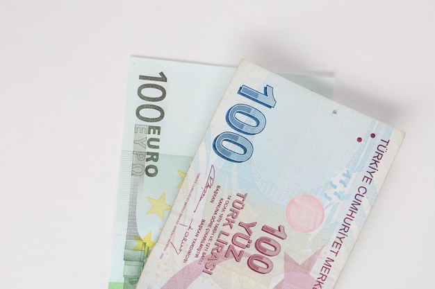 Banknoty liry tureckiej i euro