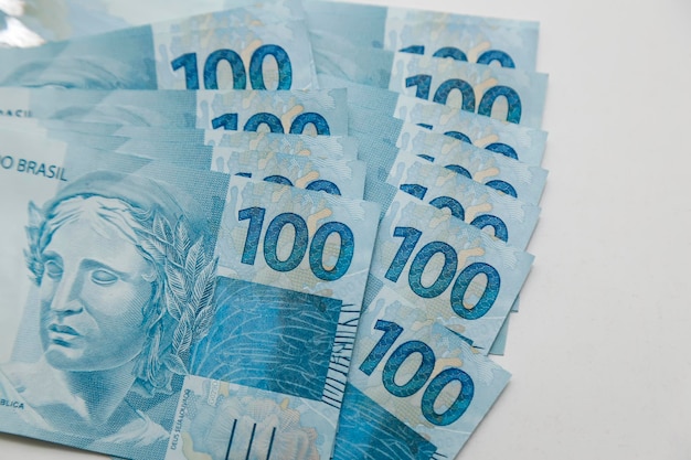 banknoty o wartości stu realów na białym tle