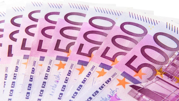 Zdjęcie banknoty pieni?dzy 500 euro wyizolowanych na bia?ym tle