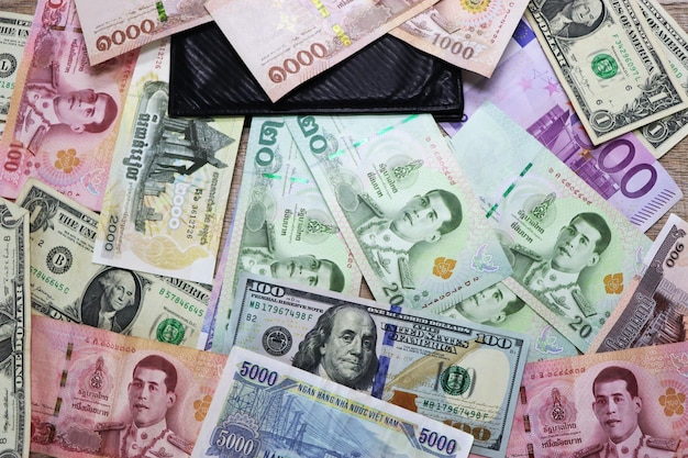 Banknoty różnych krajów i kolorów na stole