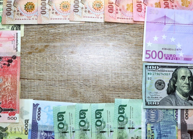 Banknoty różnych krajów i kolorów na stole