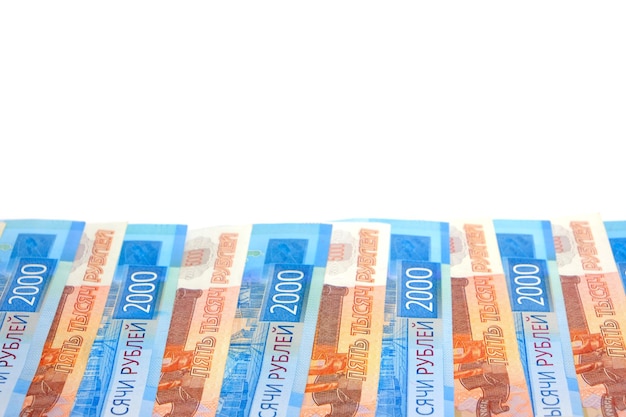 Banknoty rubel rosyjski w nominałach dwa i pięć tysięcy rubli białe tło