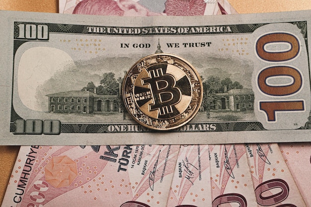 Zdjęcie banknoty tureckiej liry, dolary amerykańskie i monety bitcoin