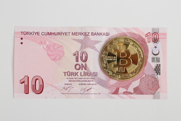 Banknoty tureckiej liry i bitcoin