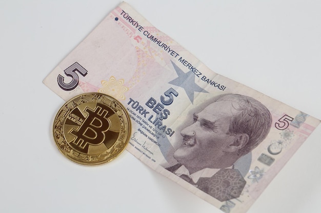 Banknoty tureckiej liry i bitcoin
