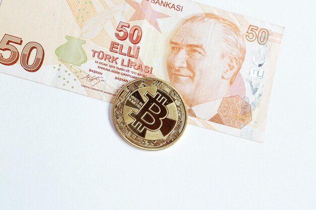 Banknoty tureckiej liry i bitcoin