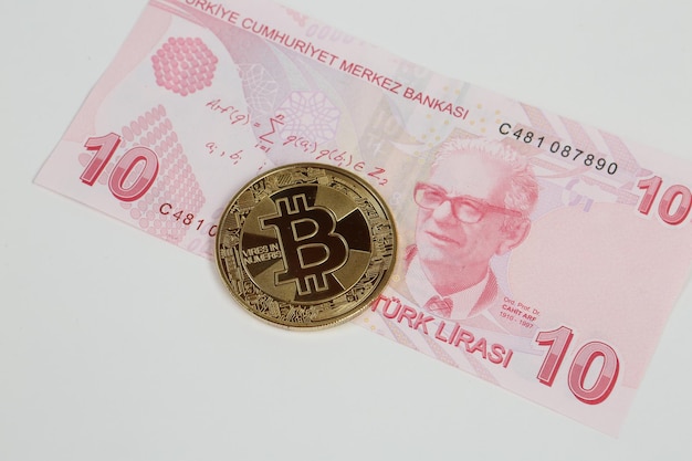 Banknoty tureckiej liry i bitcoin